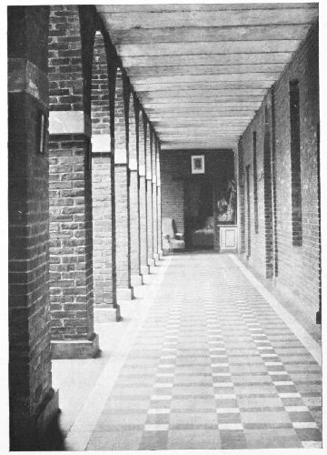 L'infirmerie et la cellule de Sr Th�r�se de
l'Enfant-J�sus sont marqu�es d'une &dagger;. La premi�re au rez-de-chauss�e,
la deuxi�me au premier �tage.&mdash;La Servante de Dieu, le jour o� elle
pleura en voyant la petite poule blanche, se trouvait dans la prairie,
au premier plan vers la gauche.

Au fond de ce clo�tre se trouve l'infirmerie de Sr Th�r�se de
l'Enfant-J�sus. Ou aper�oit le lit o� elle mourut et le fauteuil qui fut
a son usage pendant sa maladie.