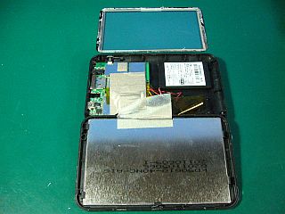 図3:2枚に殻割り出来たが <click>→図4:タッチ・パネルまで剥すべきではなかった