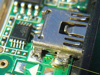 図5:USBレセプタクルの半田付け外れ <click>→図6:プラグを押さえると浮き上がる!