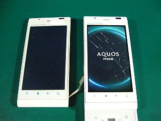 図1:右:ガラス割れを修復 <click>→図2:左:スマホ似のガラケー?右:ガラケー似のスマホ?