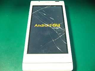 図7:主基板上の回路群 <click>→図8:表示部を交換したIS11SH